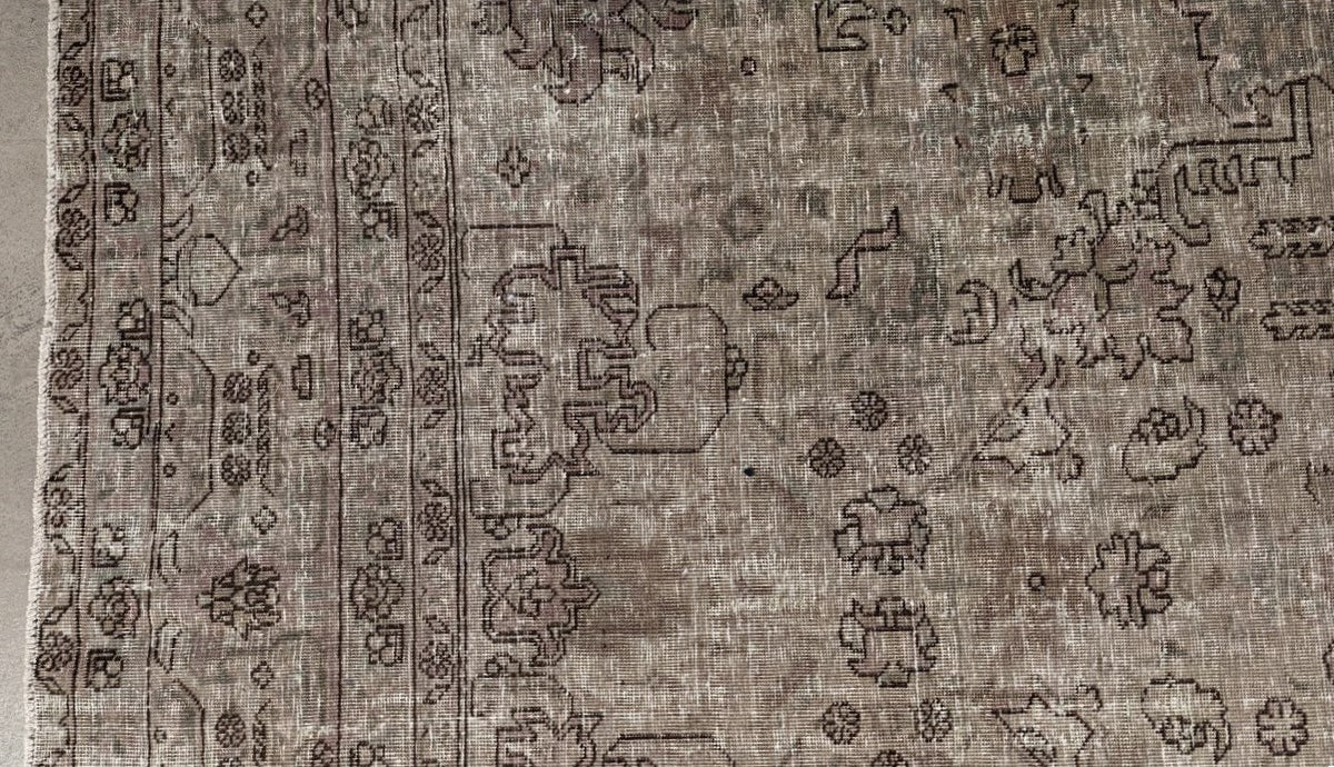 30275 VINTAGE TABRIZ 6'10" x 9'7"
