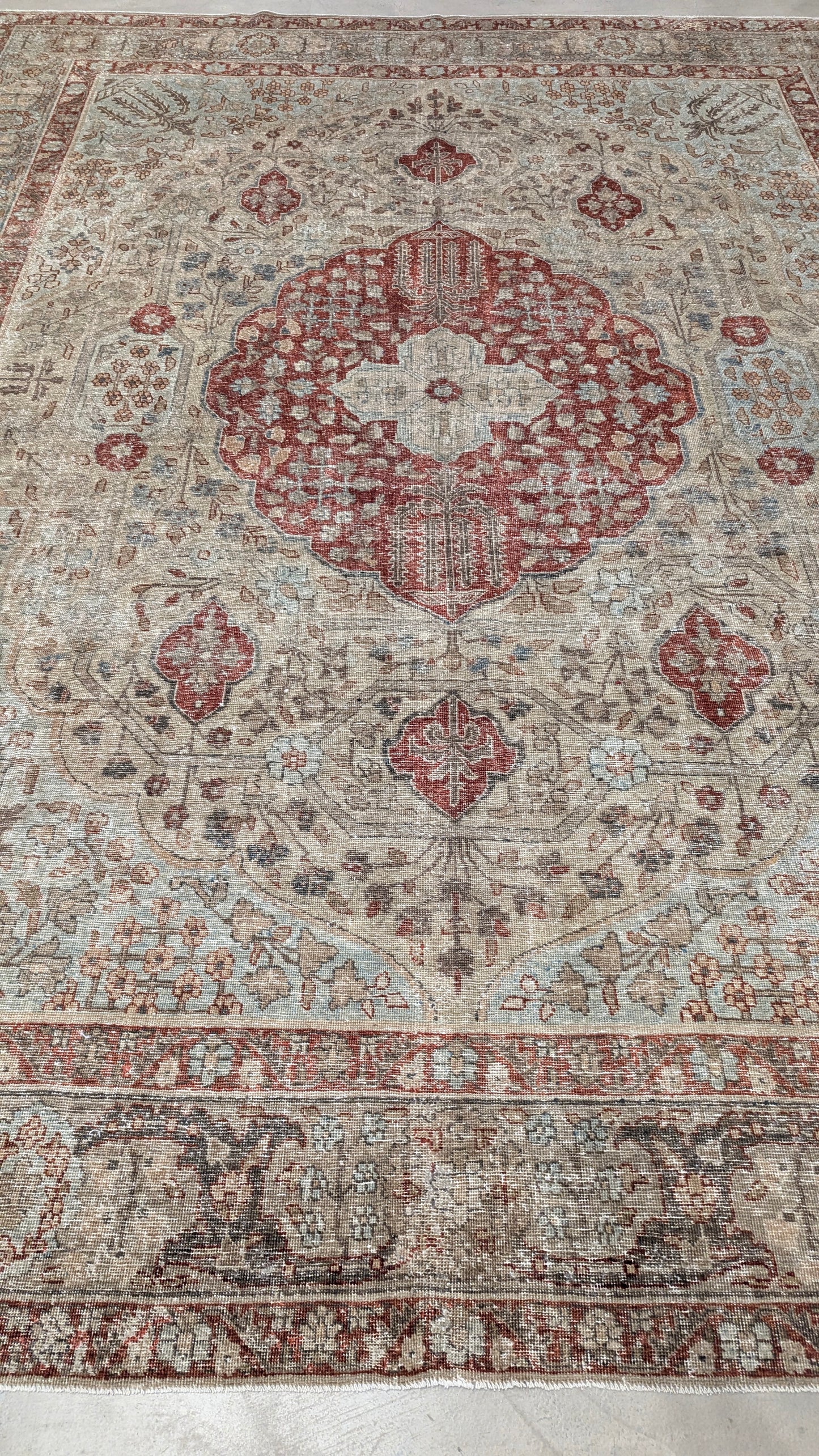 34630 TABRIZ  9'5" x 12'2"