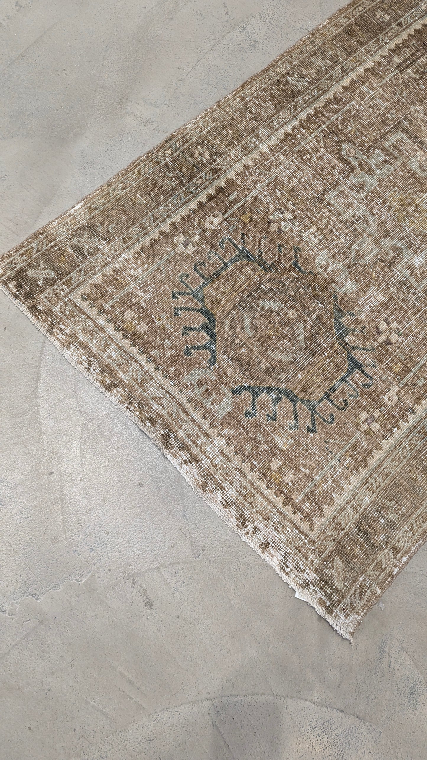 34634   KARAJA 3 x 11'2"