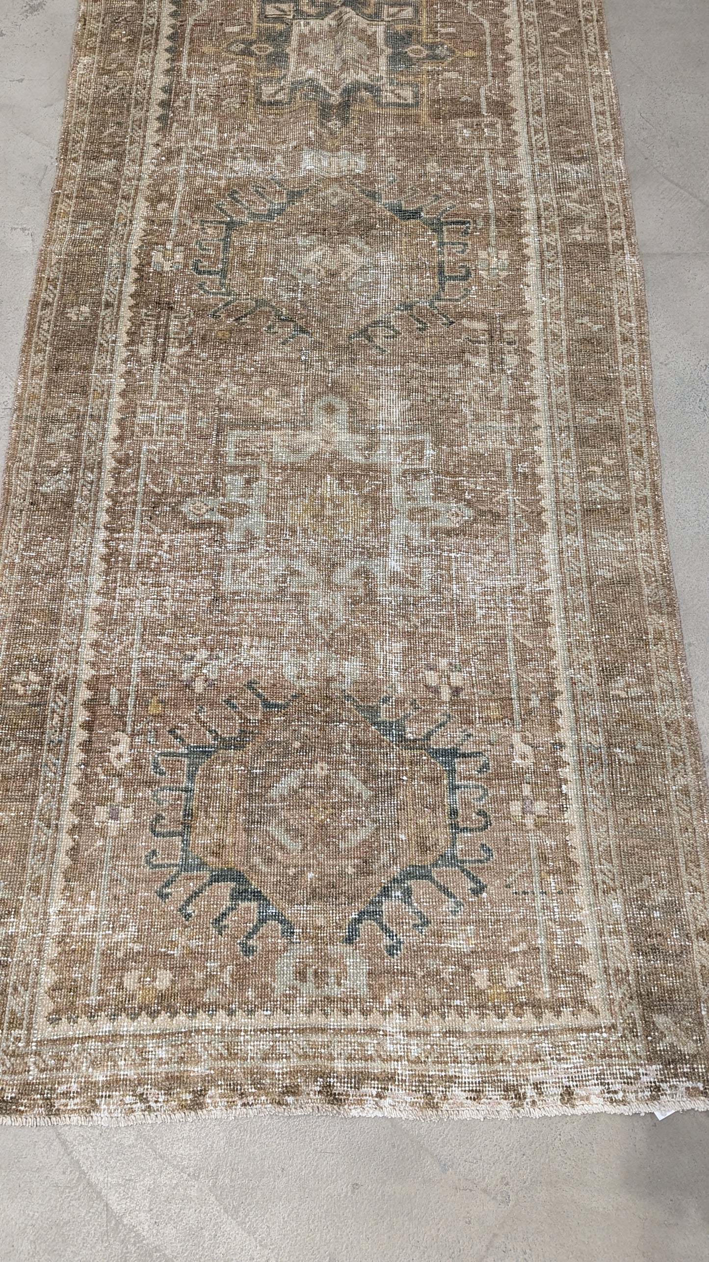 34634   KARAJA 3 x 11'2"