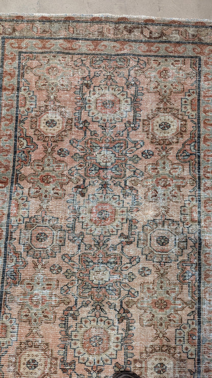 35009  MAHAL 3'11" x 6'6"