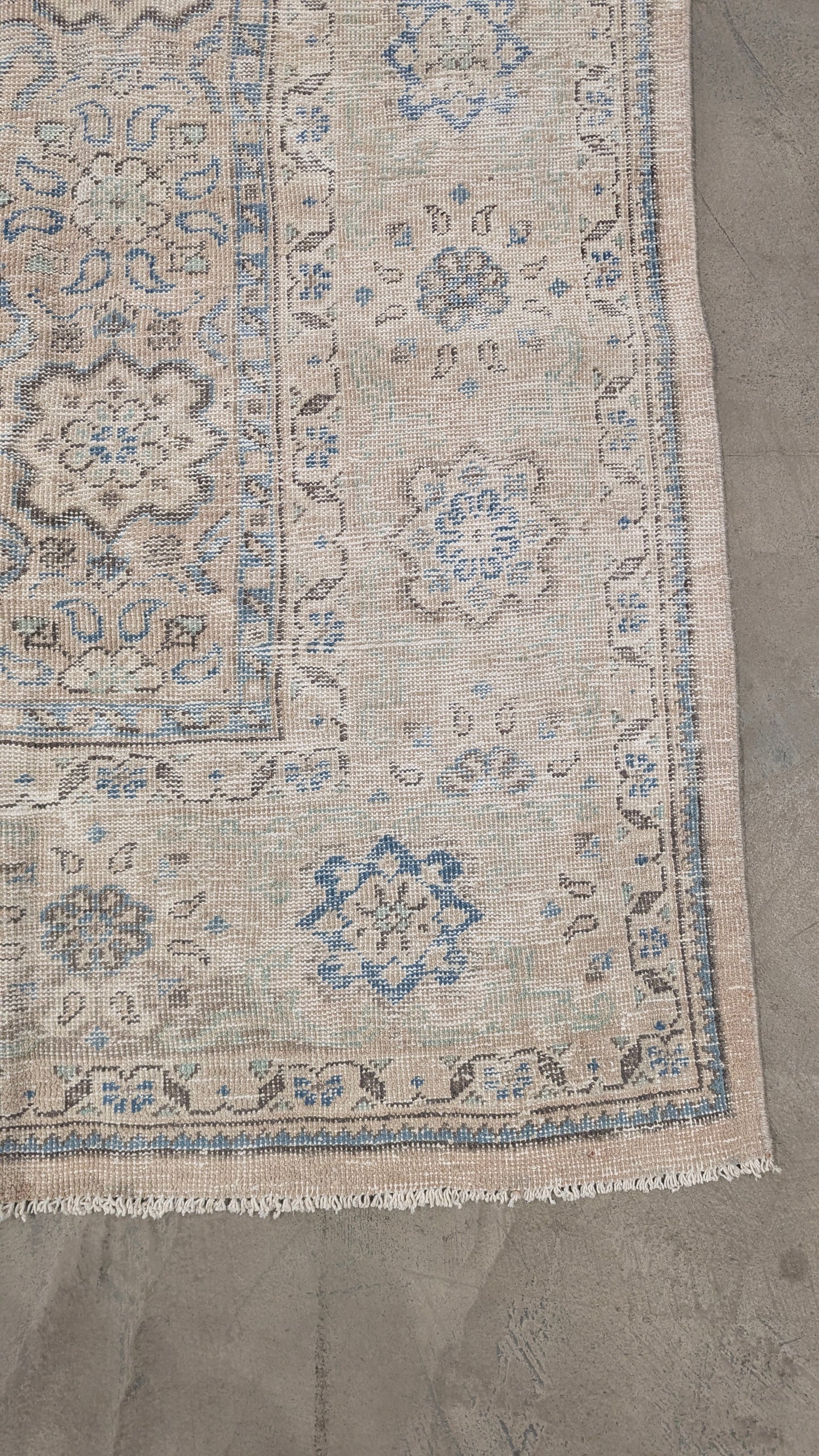 35052   MAHAL 9'3" x 12'7"