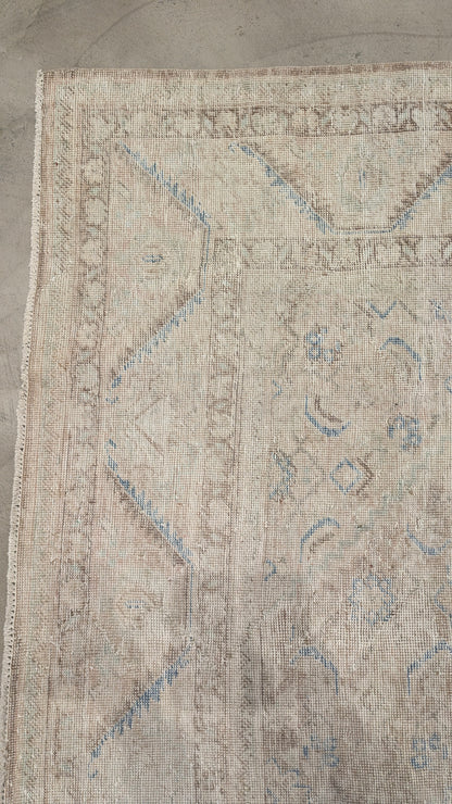 35054  MAHAL 8'8" x 12'1"