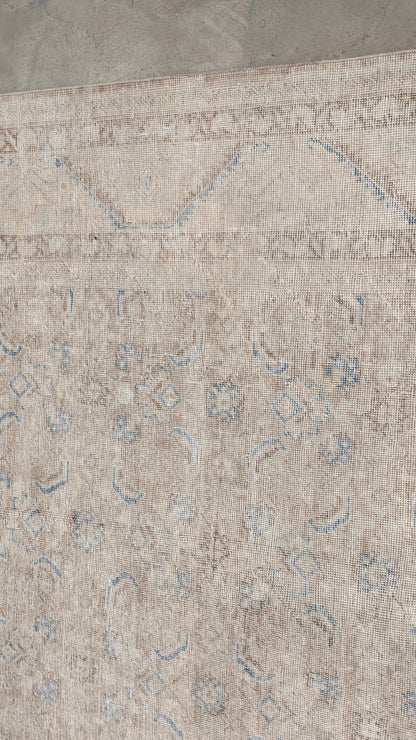 35054  MAHAL 8'8" x 12'1"