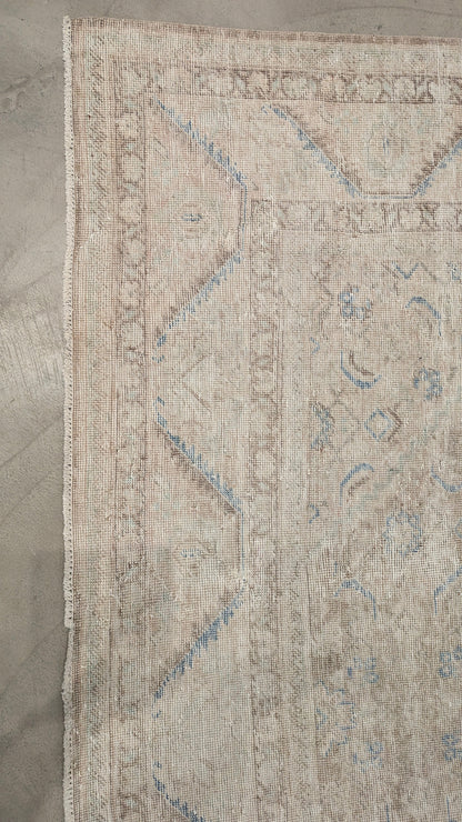 35054  MAHAL 8'8" x 12'1"