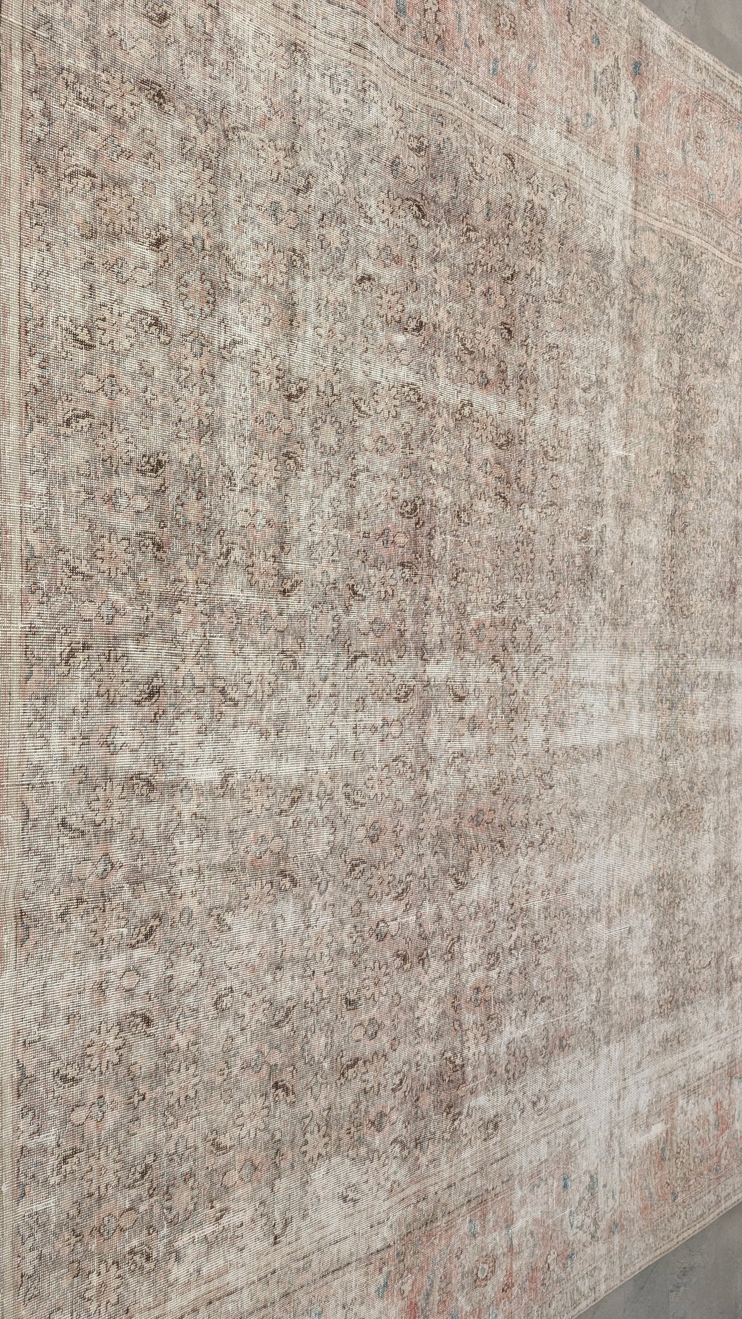 35055  MAHAL 9'5" x 12'6"
