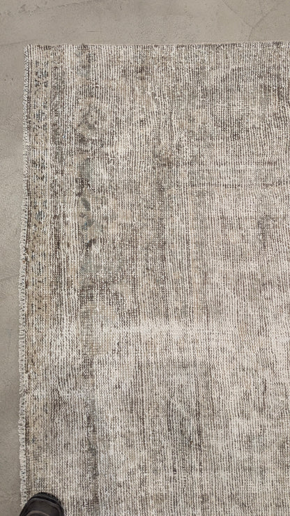 35077   MAHAL 7'3" x 10'4"