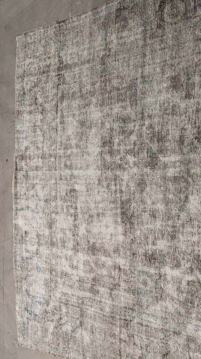 35077   MAHAL 7'3" x 10'4"