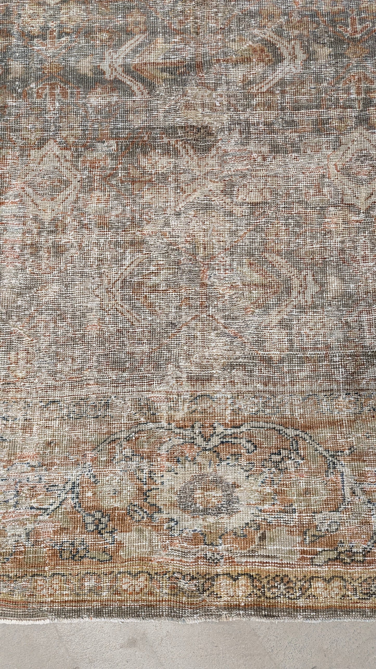 35226  MAHAL 8'11" x 11'4"
