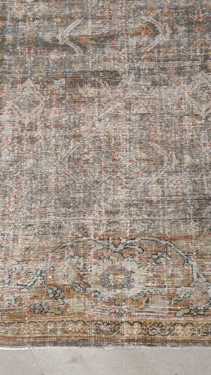 35226  MAHAL 8'11" x 11'4"