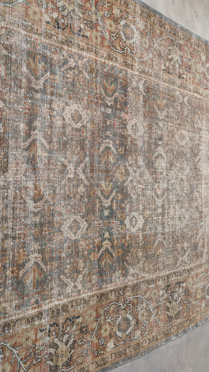35226  MAHAL 8'11" x 11'4"